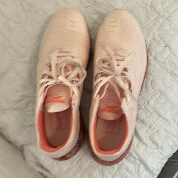 Only wore once Reebok size 8 very cute for spring - Picture 3 of 8